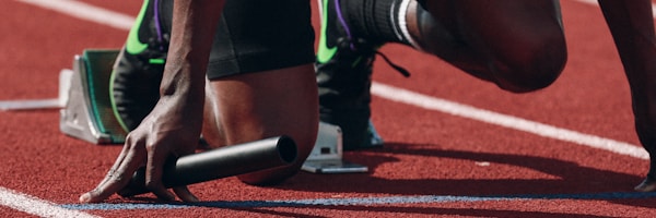 篮球运动员在训练馆进行力量训练，举起杠铃的特写镜头